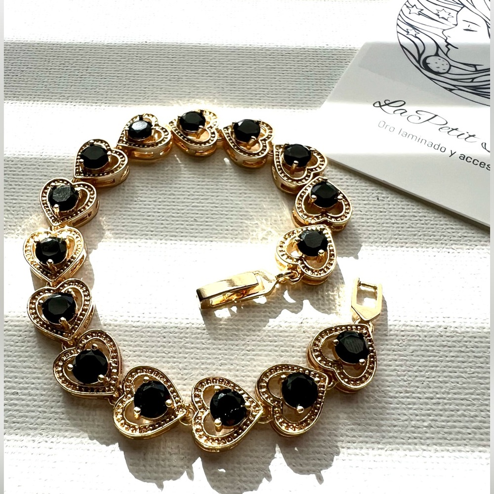 Pulsera de mujer en Oro Laminado 14k con corazones y piedra oscura. Size 7.
